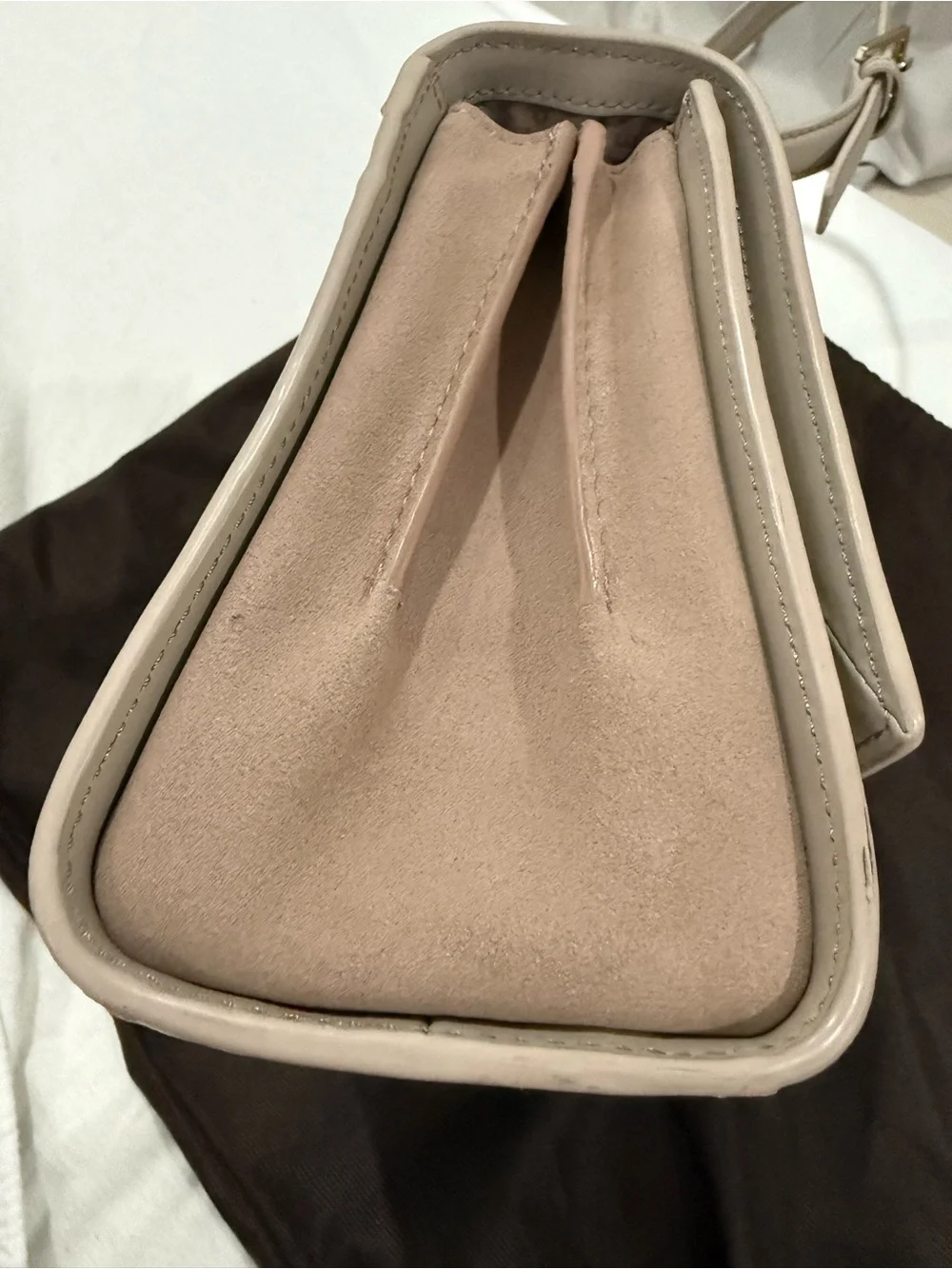 kate spade beige leather shoulder bag with gold-tone logo and dust bag